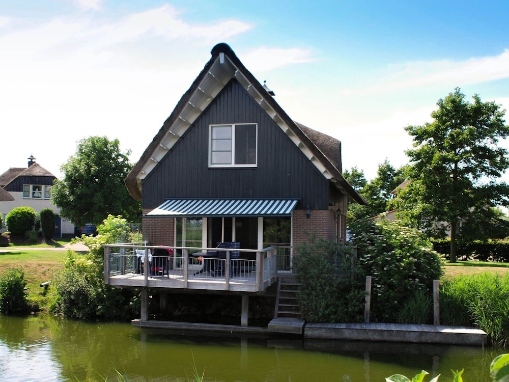 Thatched Villa by Ijsselmeer