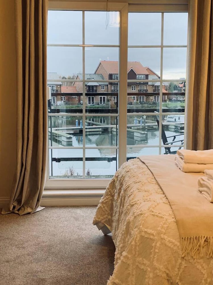 Waterside Townhouse With Balcony And Marina View view 5
