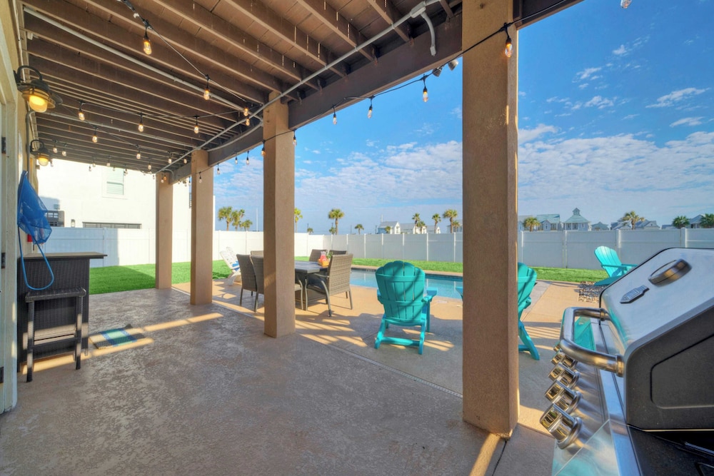 2 Homes, Sleeps 22 Steps to the Beach, Private Pool, Fire Pit, Balcony Views