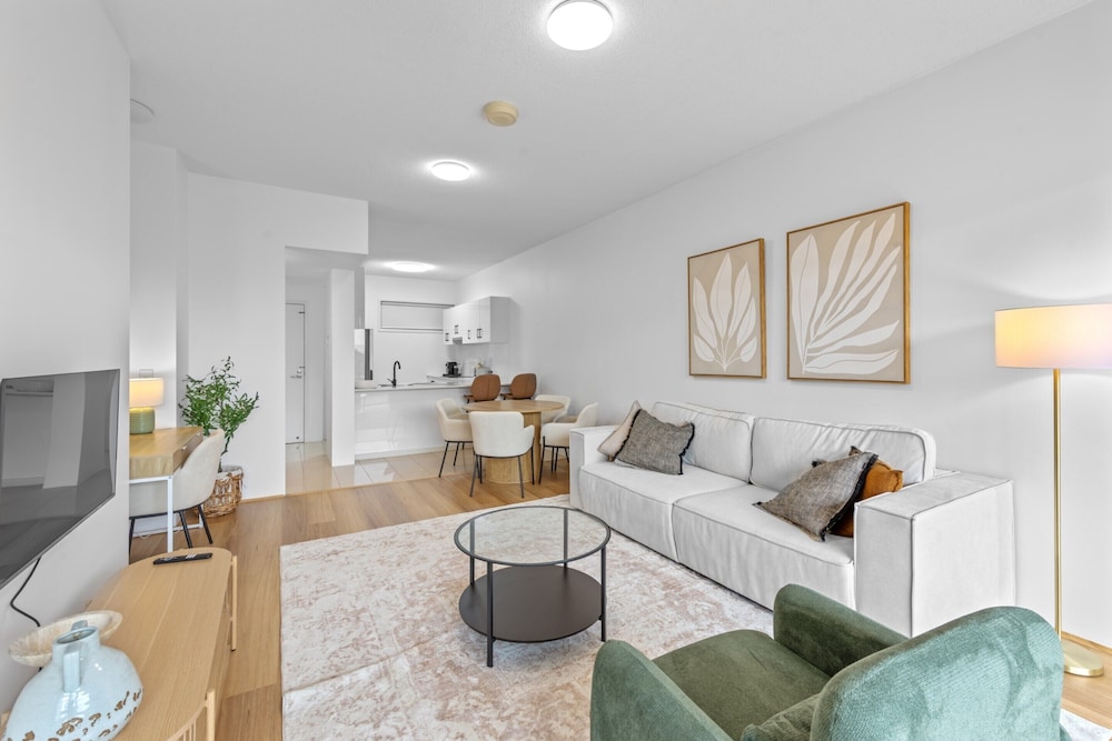 Modern Southbank Parklands Apartment Retreat