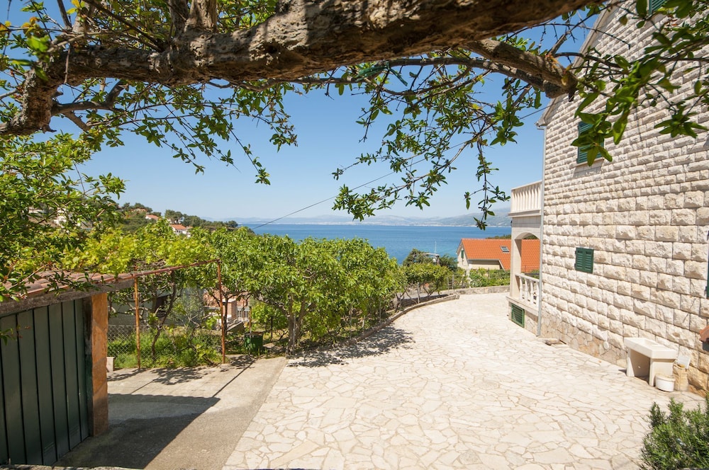 Mira - Great Location & Free Bbq - A2 view 3