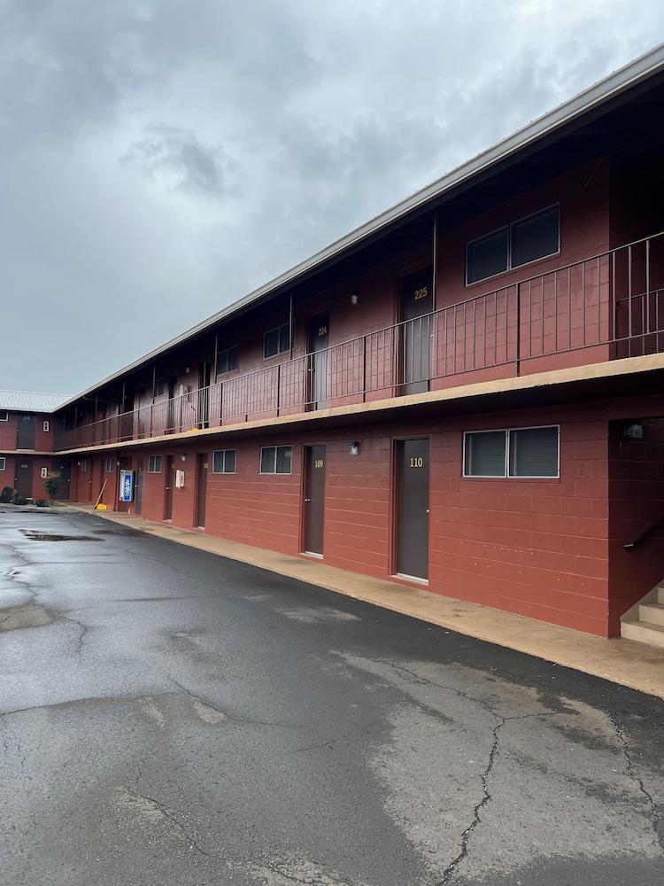 Hotel Tip Top Motel Cafe & Bakery - Image 1