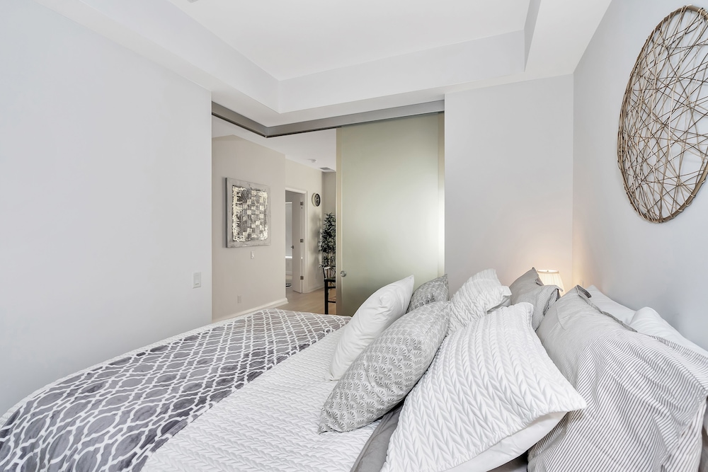 QuickStay Yorkville Condo - Yonge & Bloor photo 5
