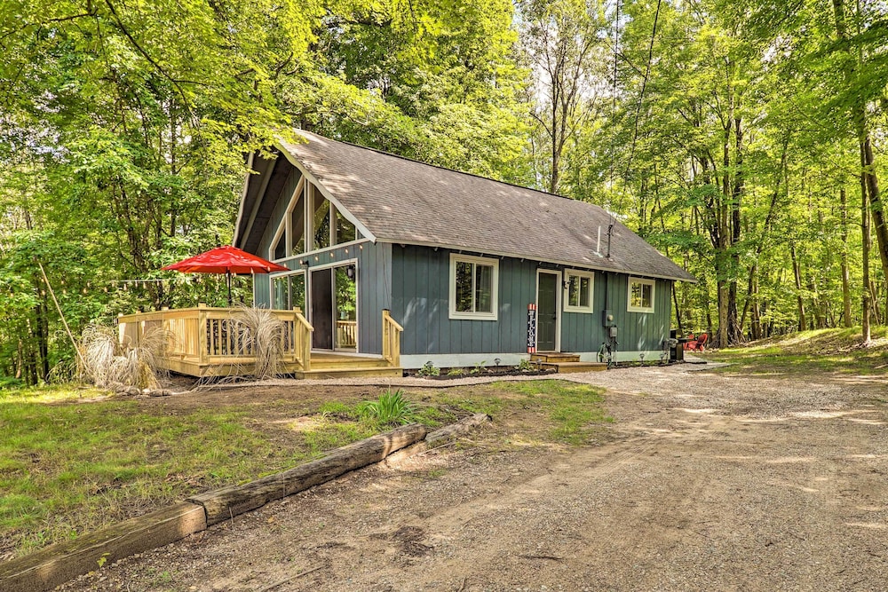 Pet-friendly Stanwood Sanctuary w/ Fire Pit!