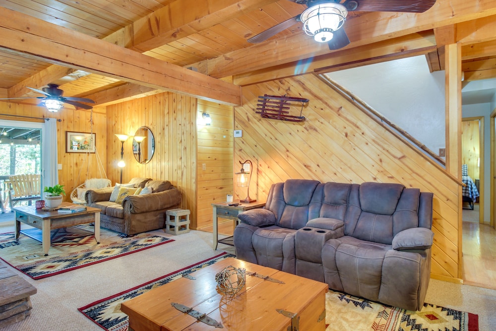 Hot Tub + Decks: Sherwood Forest Cabin