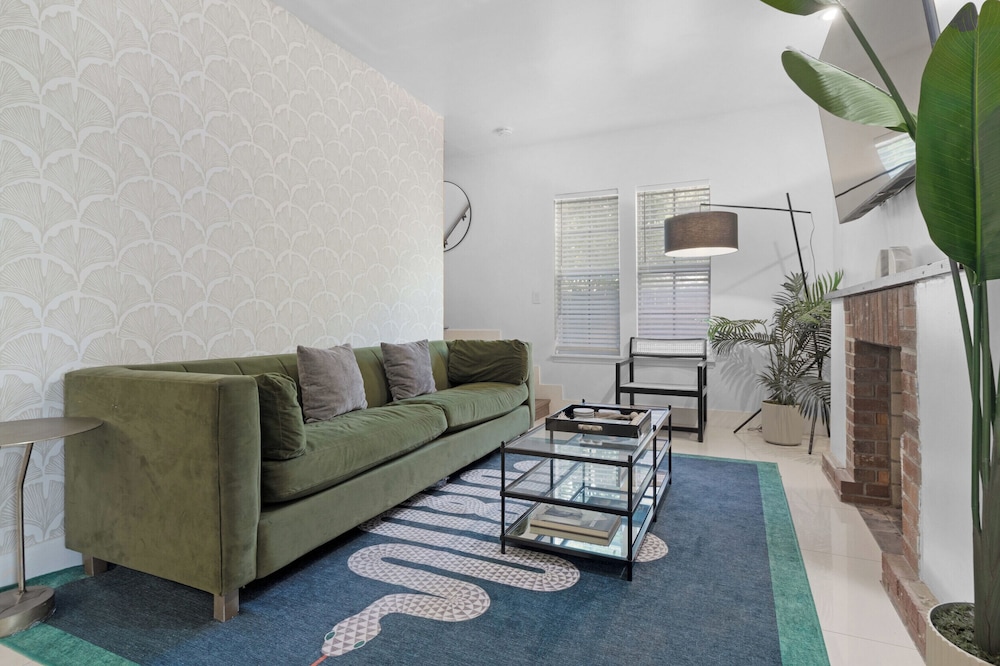 7BD Downtown Oasis Pool