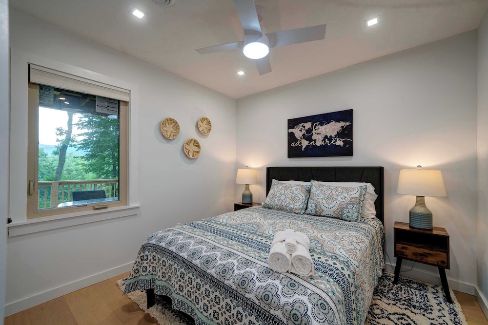 Mountain Views in Private Lake and Golf Community!