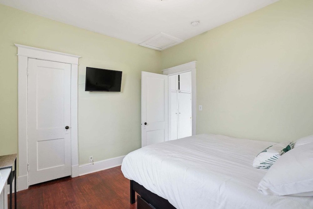 Dc Area Bungalow Near Shops And Dining 3 Bedroom Home