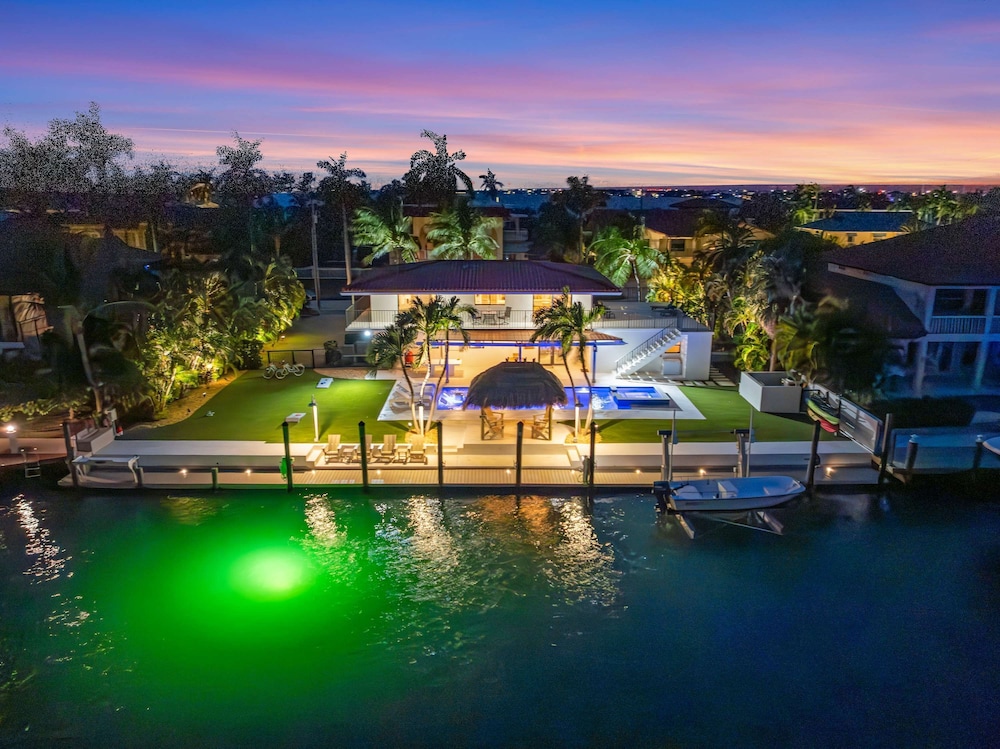 Deep Blue Waterfront Gem Pool Kayaks Dock