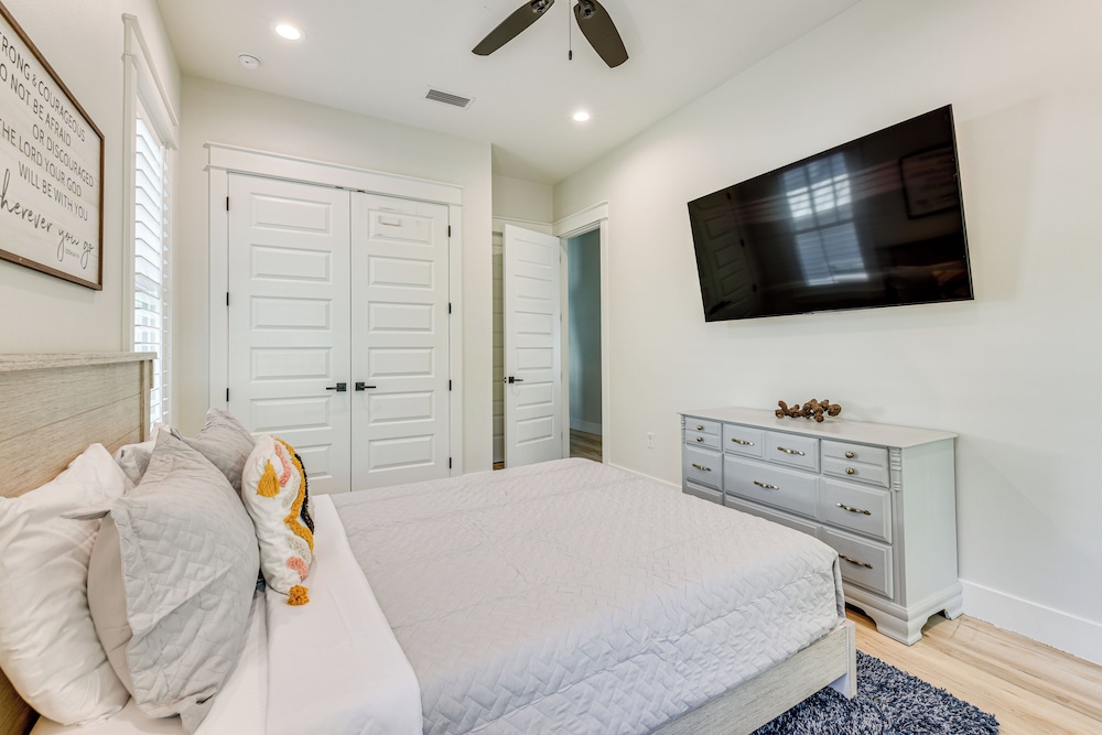 Walk to Gulf: Modern Retreat in Santa Rosa Beach!