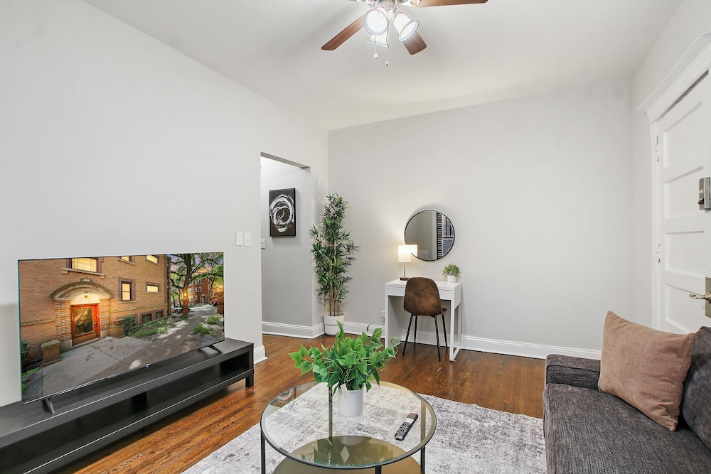 Bright 1BR - Woodlawn 1E