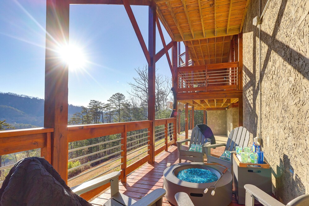 Majestic Mountain Views: Sevierville Escape!