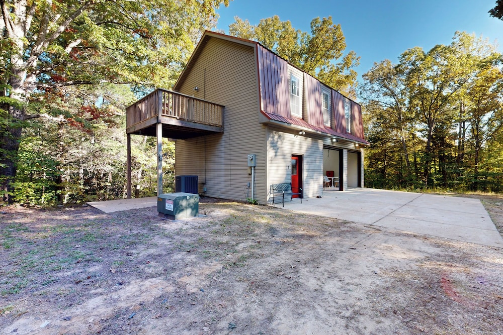 2BR House w/ A/C & Games, Close to Lake