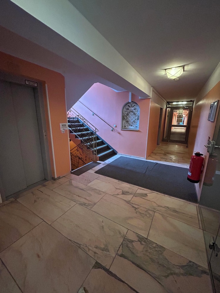 2-Rent Group Hostel Rooms AUB162