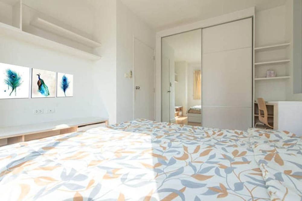 1BR Condo 5 Min to BTS 1000mbps Fiber Wi-fi Great Location