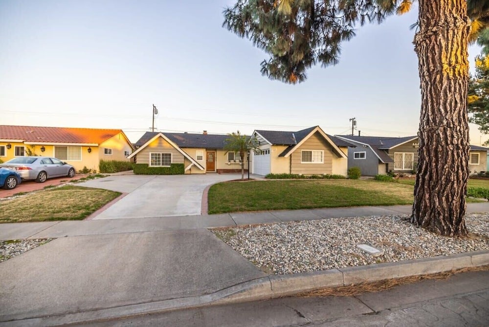 Marbella Lane - Charming 4BR Bungalo for Relaxing Retreat