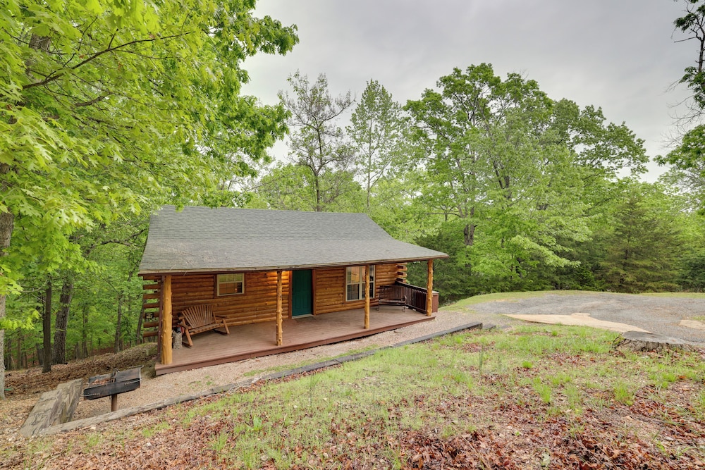 4 Mi to Marina: Cozy Log Cabin in Eureka Springs!