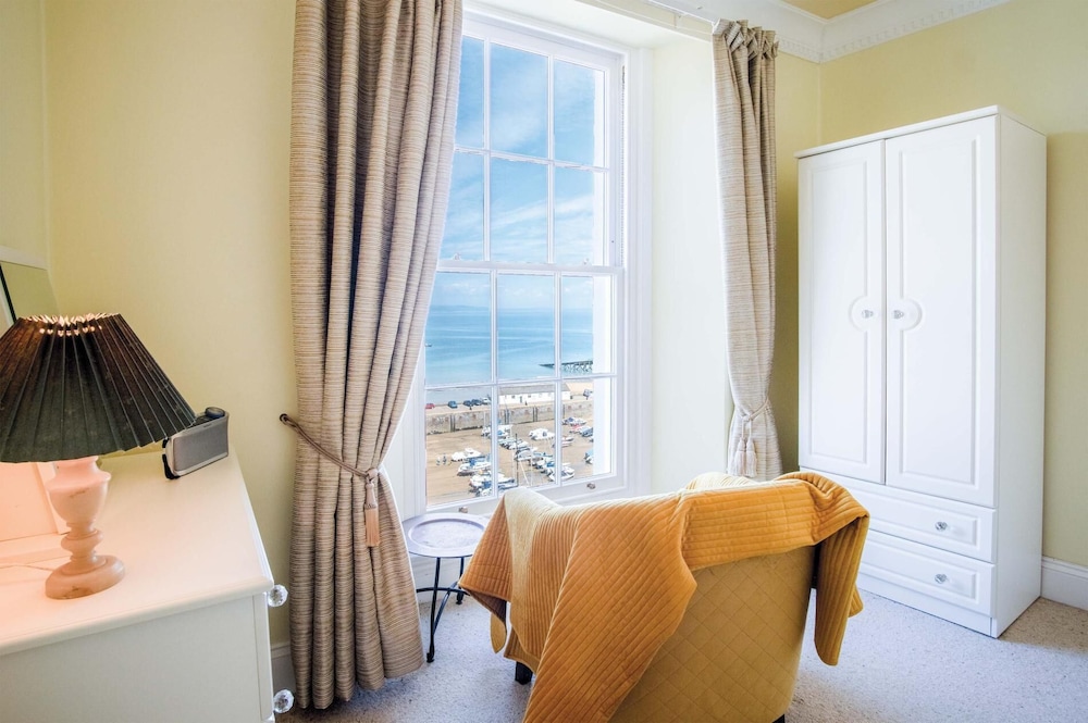 5 Belle Vue Court - 2 Bedroom Apartment - Tenby