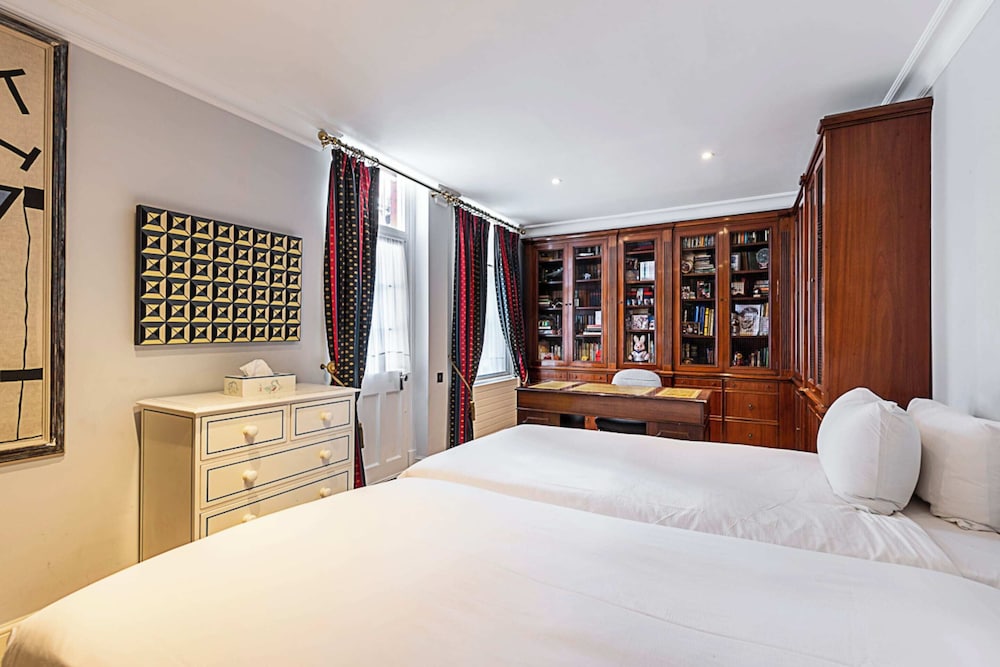Elegant Two-bedroom Flat in Evelyn Gardens view 5