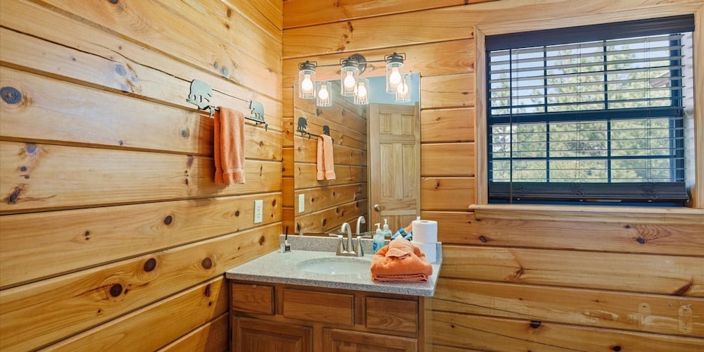 Smoky Mtn Lux Cabin Hot Tub Pool Views