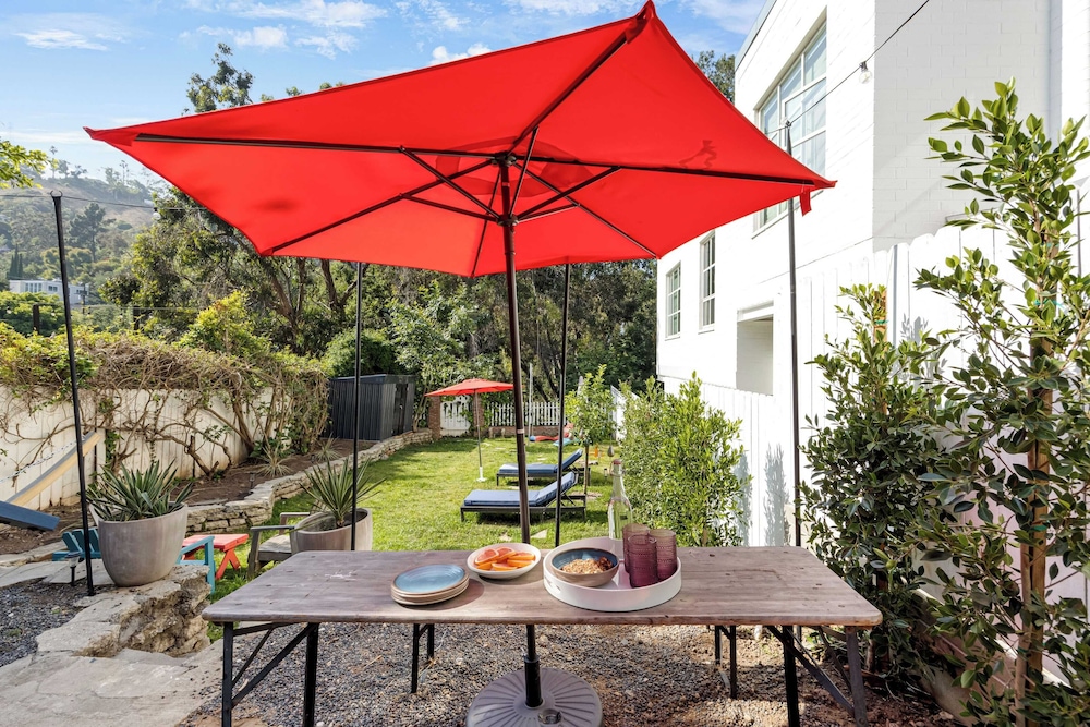 Chic LA Hideaway w/ Soaking Tub, Firepit Lounge & Tranquil Backyard