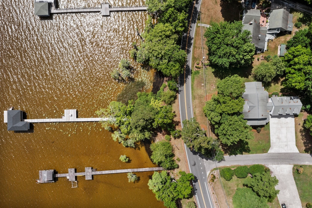 Lake Escape - Lake Waccamaw 7 Bedroom Home