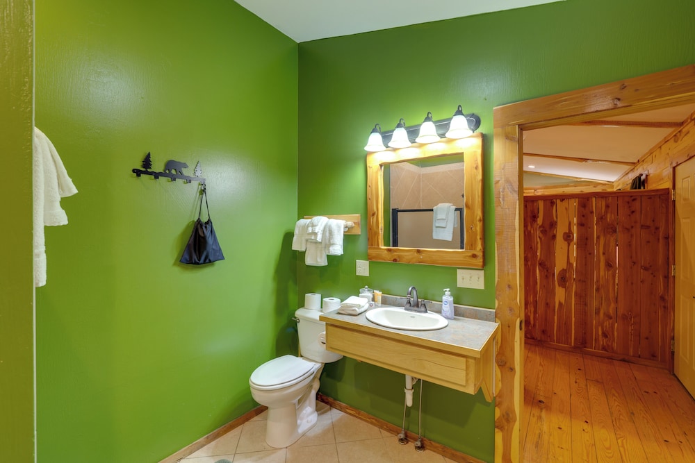 4 Mi to Beaver Lake: Peaceful Log Cabin w/ Deck!