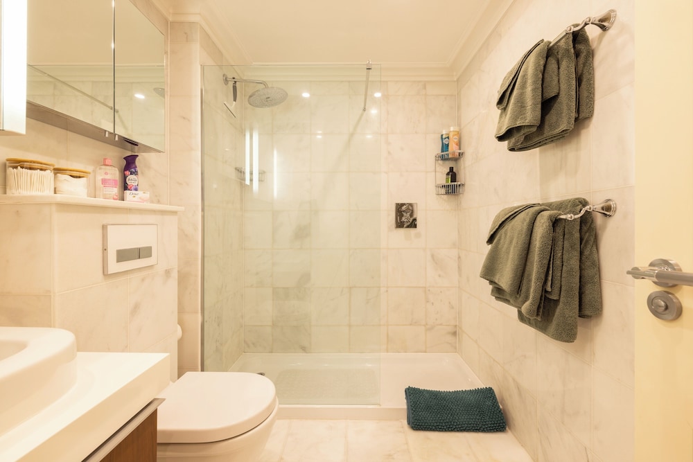 Large 4-bed 8-guests W/patio 1841 House Paddington