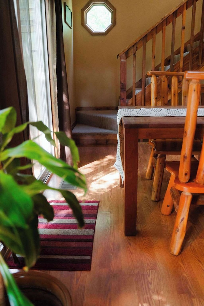 Cheerful Two Bdrm Cabin With Hot Tub & Pet Friendly