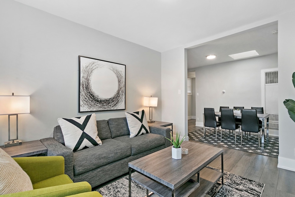 3BR Apt near Shops Dining and DePaul view 4