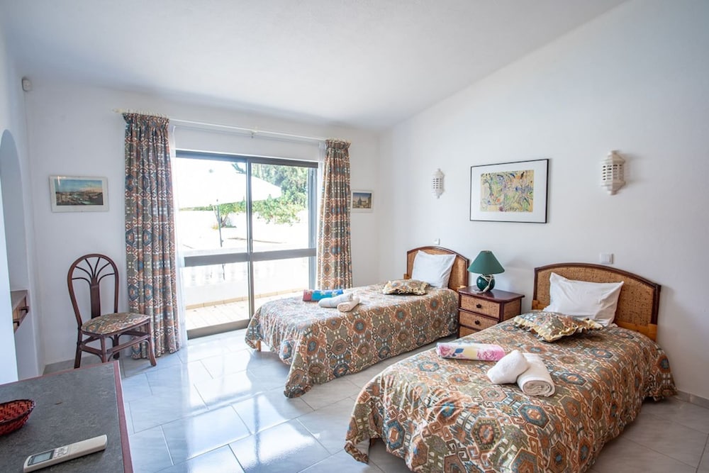 Joana Stunning Villa IS A 10 MIN Walk TO THE BEA