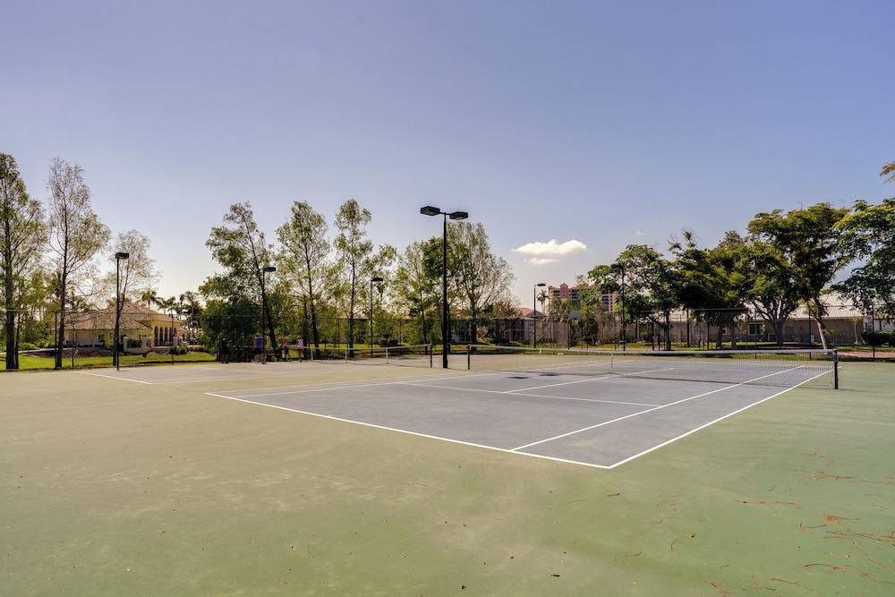 Walk to Marina + Restaurants: Cape Coral Escape!