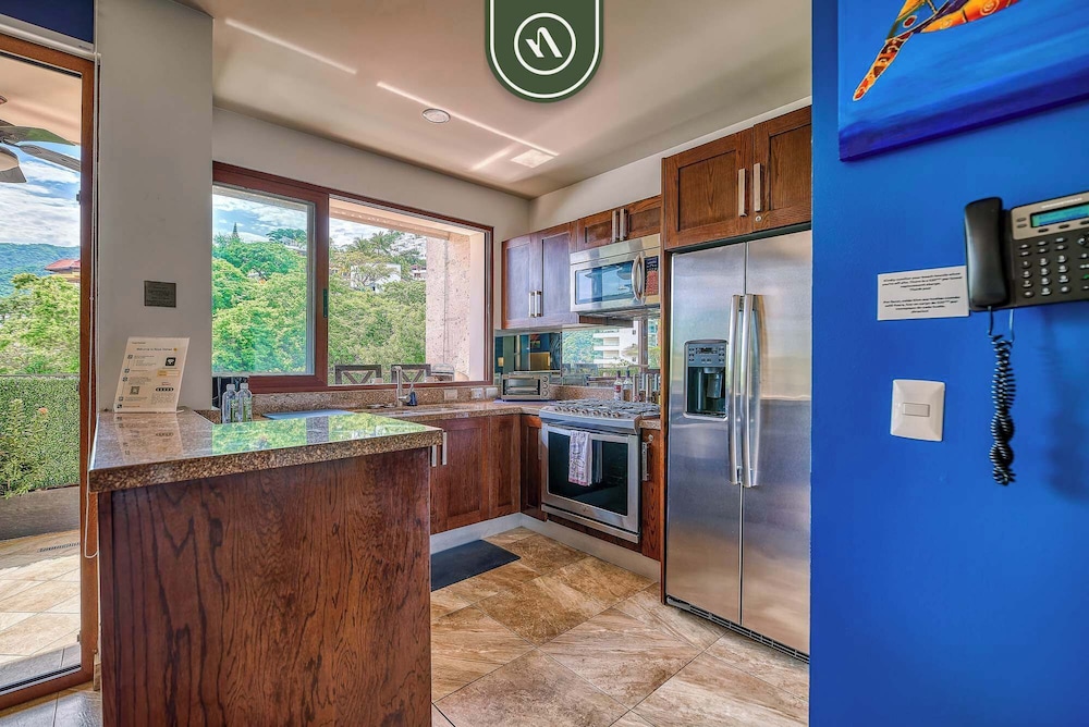 1 BR Condo - Amazing Sunsets From the Roof - Pool