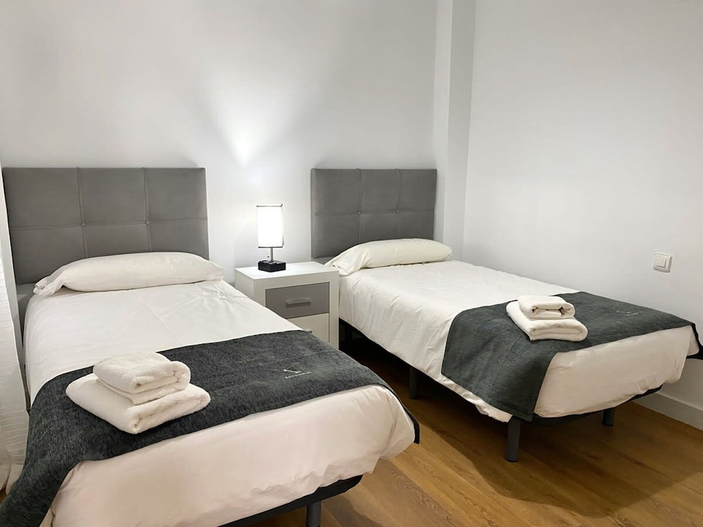 Studio 2 Bed-1 Bathroom for 3 NO Terrace F-3