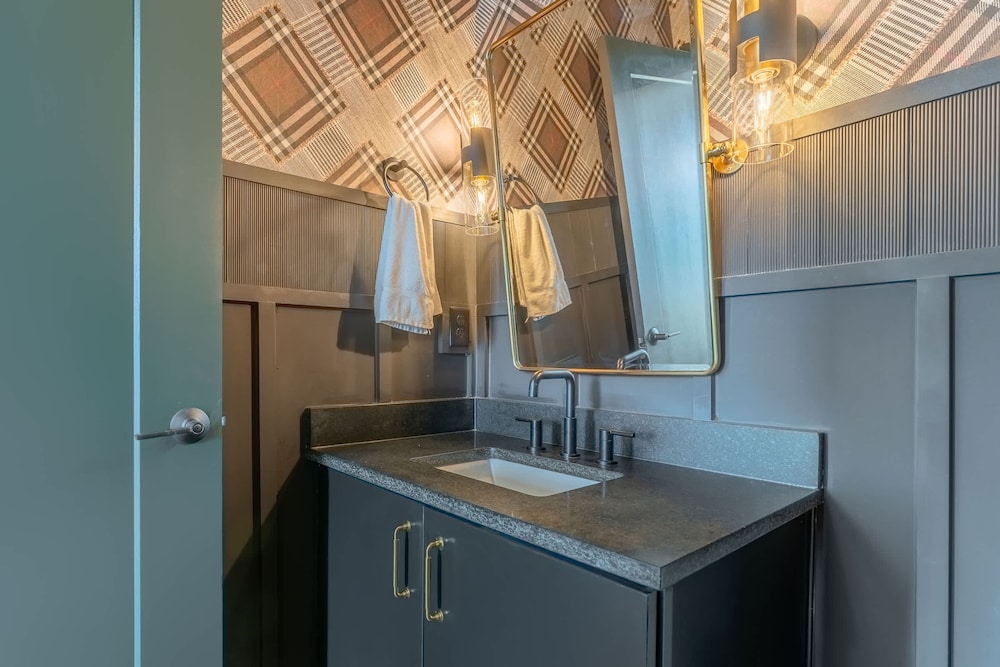 Luxe 4BR Retreat With Rooftop Fire Pit Garage