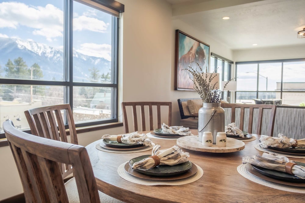Downtown Penthouse Condo For 4!