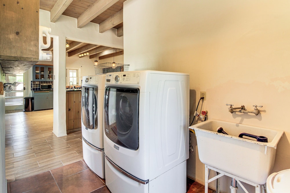 3 Mi to Zoo & Garden: Spacious Albuquerque Home