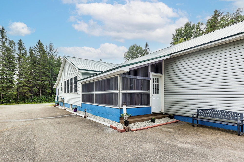 Family-friendly Home w/ Furnish Patio in Crystal!