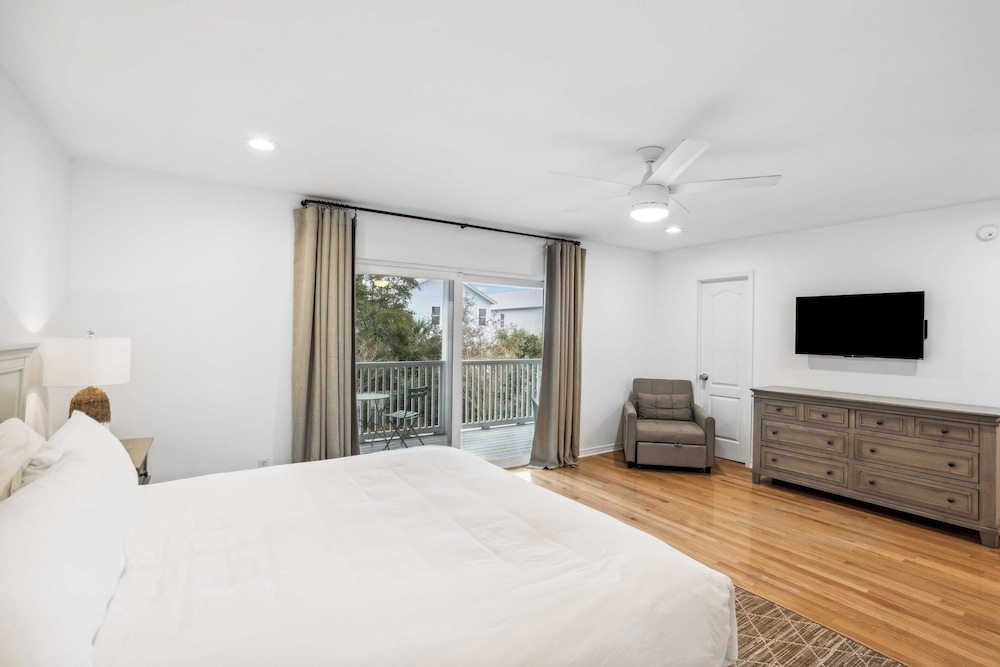 Dolphin Days by Avantstay Pool, 0.2mi to Beach!