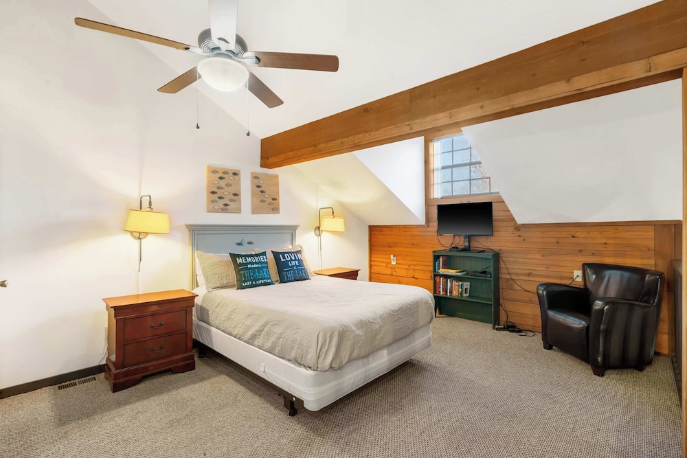 Rustic Shore Cabin Stay for 6