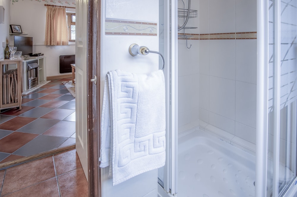 Honeysuckle Cottage - 1 Bedroom - Amroth view 3