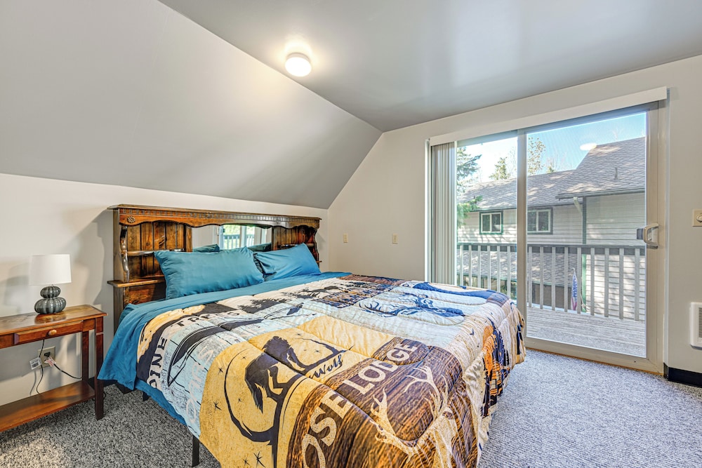 2 Mi to Lake Cushman Access: PNW Cabin Retreat!