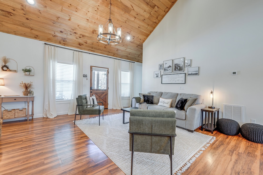 Ellijay Home 4 Mi to Dtwn: Hot Tub & Resort Perks!