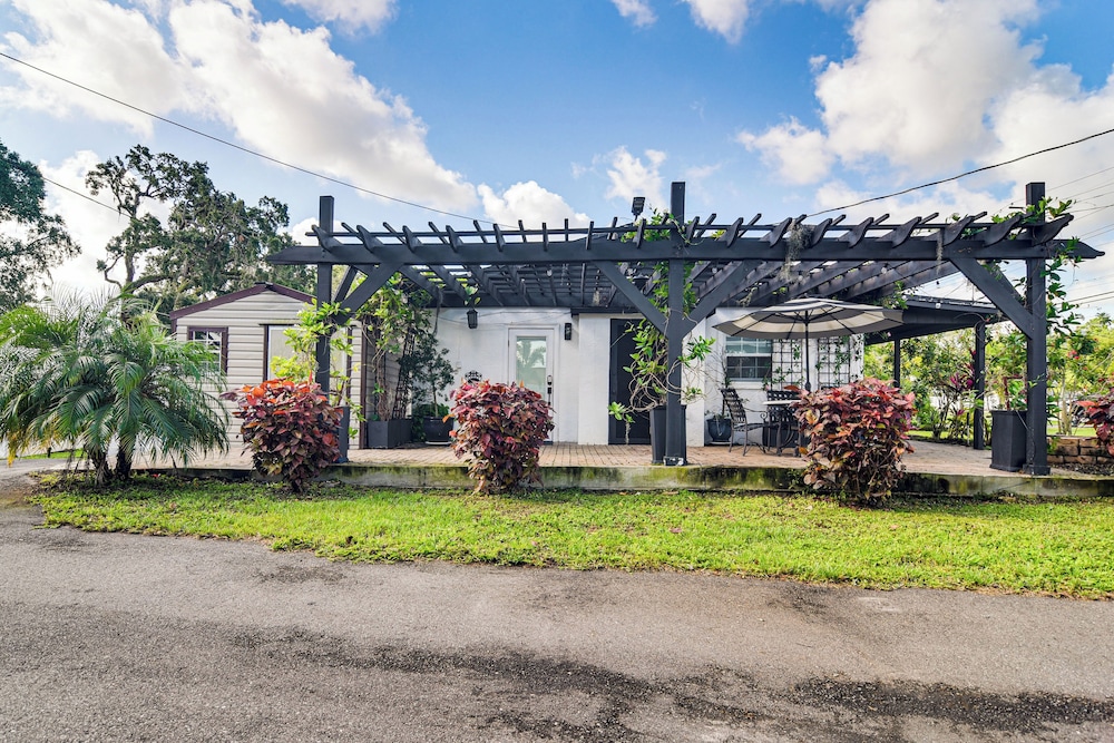 Hot Tub & Fenced Yard: Tranquil Home in Valrico!