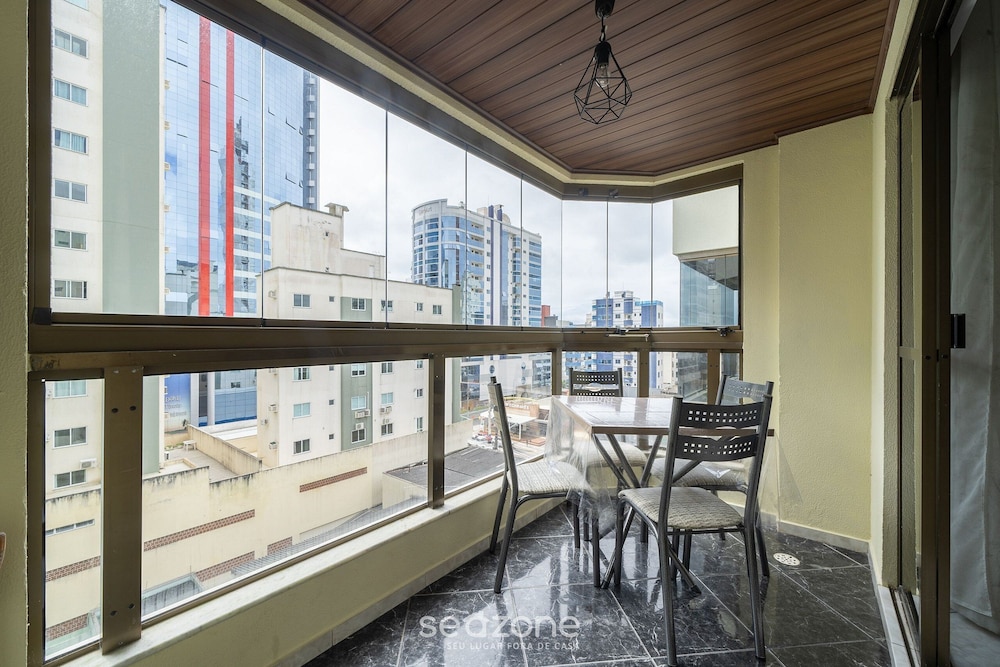 Apartment in Great Location in Meia Praia Eio6031