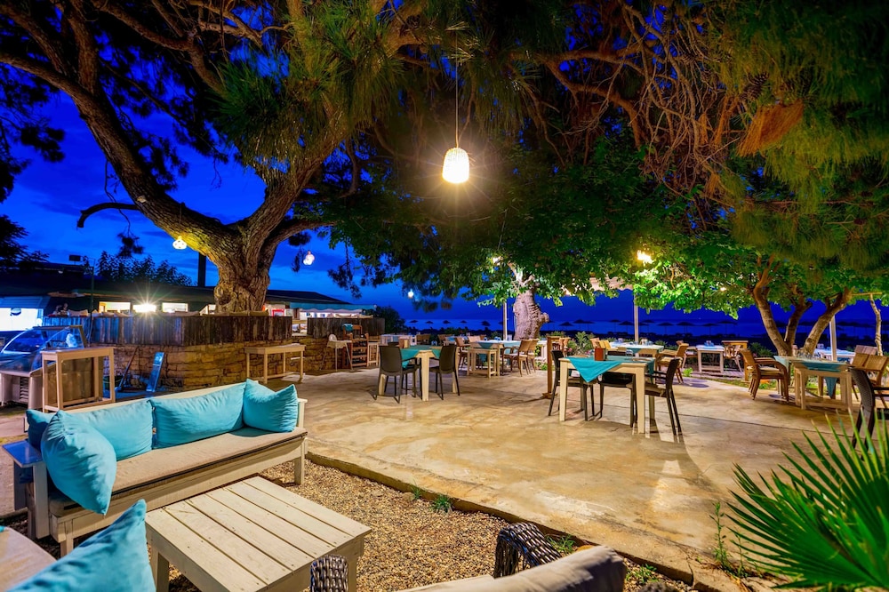 Etenna Beach Bungalows - Image 25