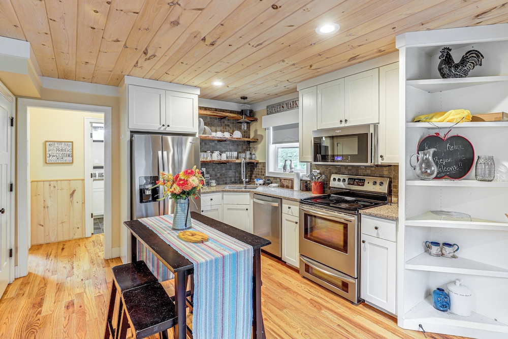 On Farm: Charming Hendersonville Retreat!