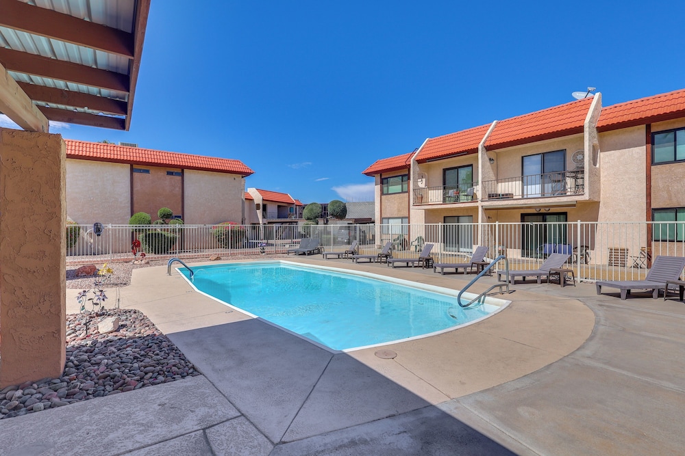 < 2 Mi to London Bridge: Chic Condo w/ Pool Access