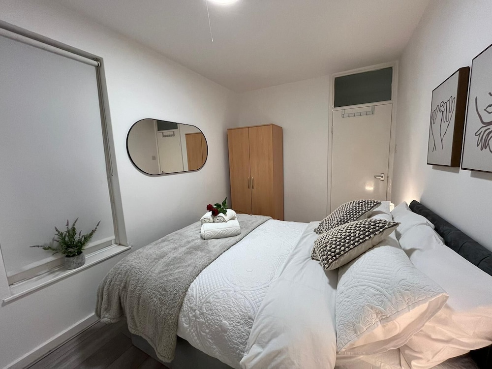 Elegant 3 Bedroom Flat with Garden Oasis view 4