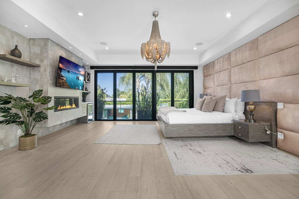 Louise Modern - Luxury Smart Estate in Encino w/ Pool, Gym & Spa